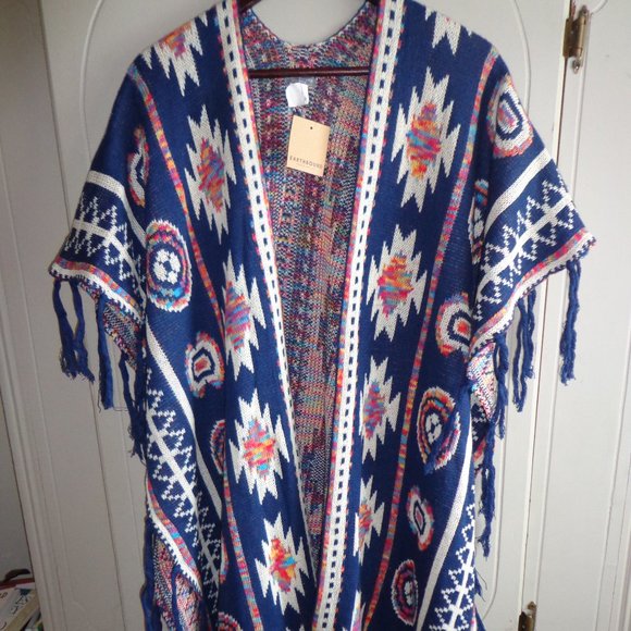 EARTHBOUND Sweaters - NWT EARTHBOUND TRADING COMPANY Cape Shawl Aztec O/S Colorful